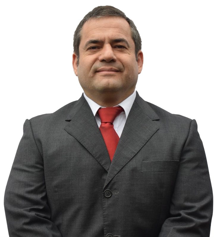 Retrato profesional de Fabian Teillier Santelices con traje formal
